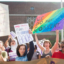 オンタリオ州内38000人ほどの高校生徒が、政府へ現代の性教育の廃除を抗議