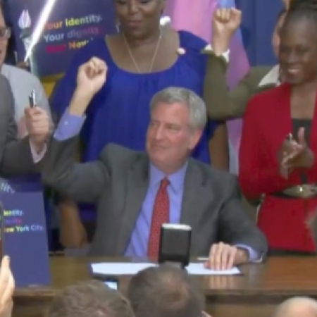 紐約市長簽署性平法案 出生證明性別欄多了「X性」