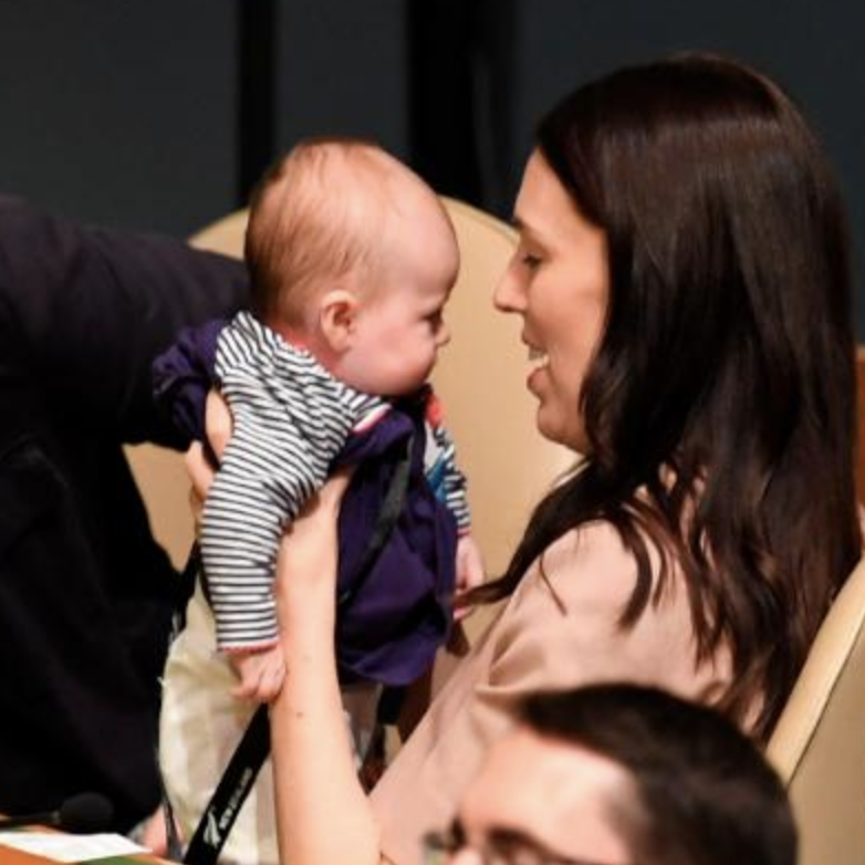 国連初！ニュージーランド女性首相が赤ちゃんと国連の会合に出席