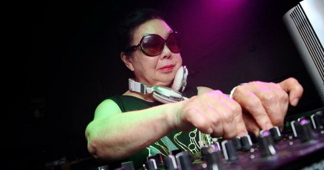 白天賣餃子，晚上刷碟子！日本 82 歲阿嬤是夜店最夯 DJ
