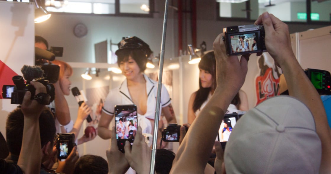 【成人展攝影紀實】 慾望展場的祕密：躺胸、接吻、原味內褲 