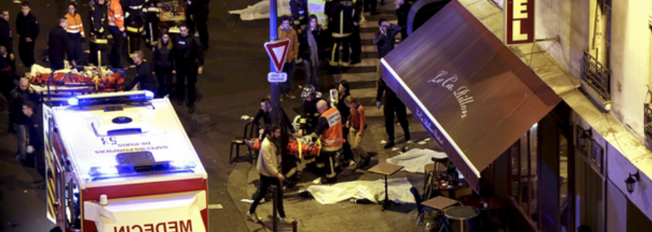#PrayForParis 巴黎恐怖攻擊150人罹難！總統歐朗德：「面對恐懼，法國必須堅強起來」