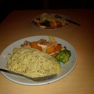 香煎鮭魚配奶油義大利麵