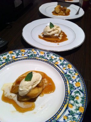 Caramel apples with vanilla ice cream