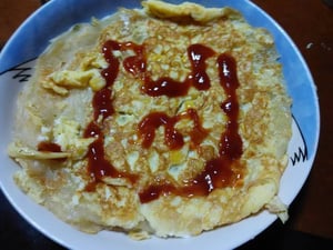 玉米蛋餅＋廚神圍裙番茄醬裝飾