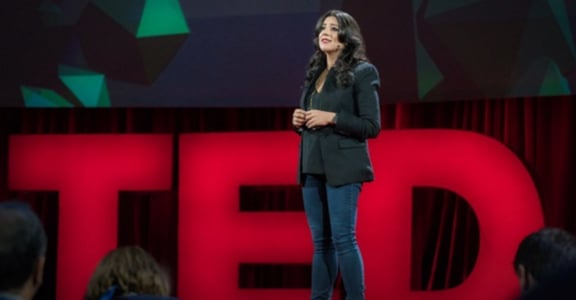 社會不需要更多「乖女兒」！感動人心的 TED 演講：「別用完美加冕女孩，讓她勇敢冒險」