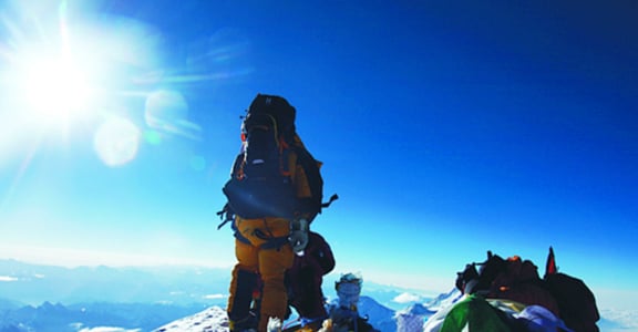 第一位登頂珠峰南坡的女性王靜：「山不過來，我就過去」