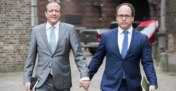 「我們牽手反恐同！」荷蘭男人全球連線，牽手挺同志