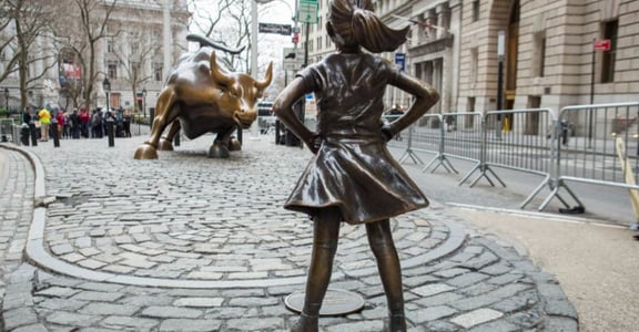 「華爾街公牛」為何想趕走「無畏女孩」？