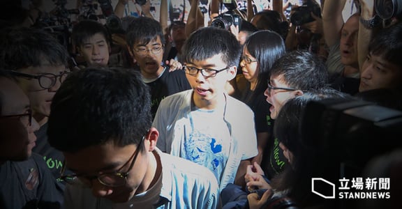 黃之鋒母親致公民廣場判決：「為何香港墮落如斯，如此對待這一代的孩子？」
