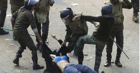 女人的阿拉伯之春：上街爭取公民權，卻遭政府動員暴民撕碎衣服與強暴