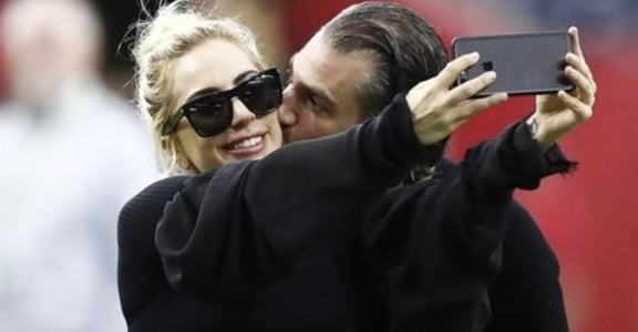 Lady Gaga 與 49 歲經紀人男友霸氣訂婚：這是我未婚夫