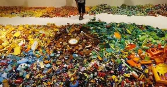 日本藝術家  Hiroshi Fuji 的廢棄玩具展