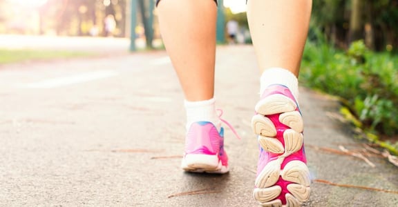 避免中年骨鬆，請從 20 歲開始，讓自己走路三十分鐘