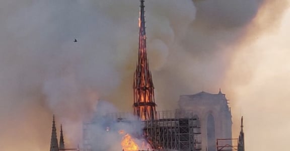 巴黎聖母院大火，群眾在外頌唱聖母頌