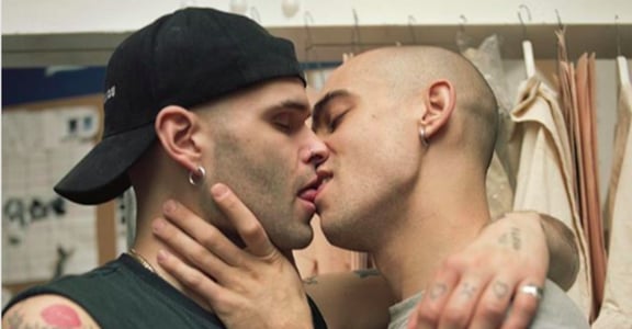 同志親吻照惹議？英國攝影師：我會繼續拍，直到所有人看見愛情的多元可能