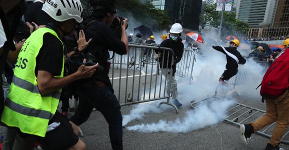 反送中！香港金鐘攻防攝影集：雨傘口罩，對抗橡膠催淚彈