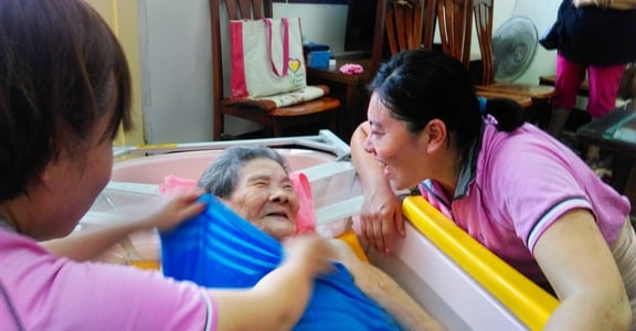 專訪到宅沐浴車護理師黃怡華：臥床十年，洗澡成為難以實現的基本生理需求