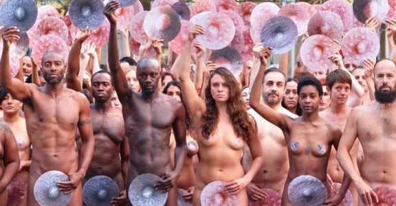 「禁止女性露乳頭」紐約百人於臉書總部露點抗議