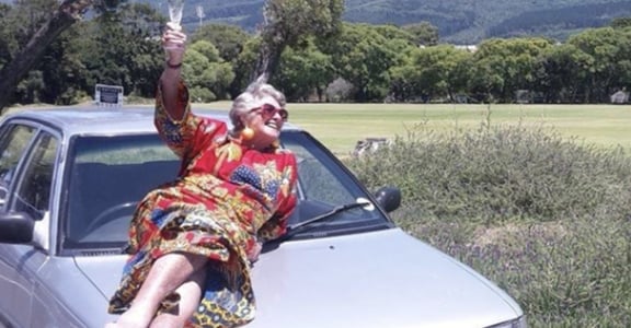 丈夫離開後，80 歲老奶奶展開了一場非洲冒險之旅 