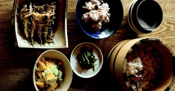日本家庭的療癒秋季菜單：薑煮沙丁魚、柿子拌蕪菁