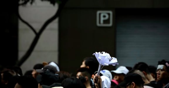 五首療傷歌單，獻給努力爭取的香港人：你是無名的花，開在泥濘路上