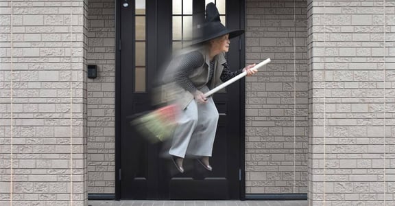 假扮被車撞、騎掃帚飛天，90 歲日本阿嬤的趣味攝影人生