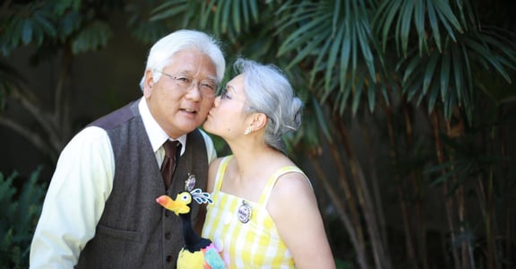 不想要老了，婚姻就變得枯燥：這對老年夫妻用迪士尼 Cosplay 談戀愛