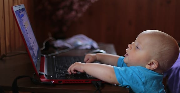 孩子到底在網路上玩什麼？六步驟，判斷「有問題」的網路成癮