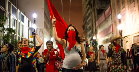 「我懷孕了都站出來，你呢？」當她們自願站在危險前線：震撼人心！世界各國女性抗議者攝影集