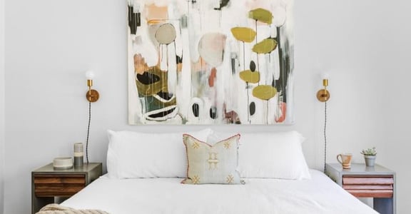 淺色窗簾、幾何床單：提升性生活品質的臥室色彩學