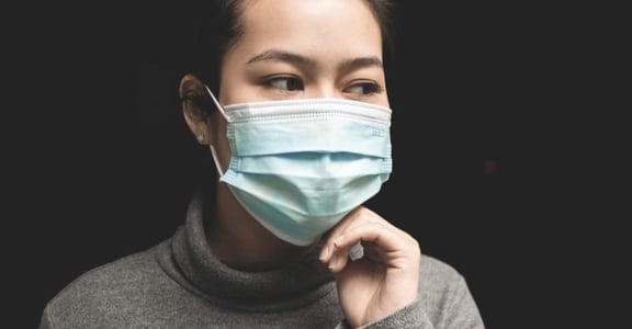 長時間戴口罩，臉上開始冒痘？皮膚科醫師這樣建議你