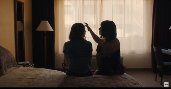 《淑女鳥》教我的事：用別人的價值觀批判自己，只是在暗示「我不值得」