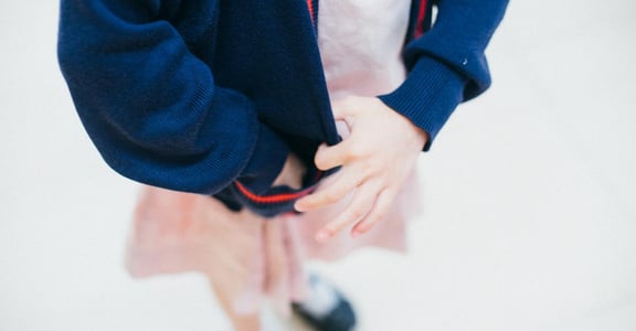 比鬼故事更可怕的事：為什麼女孩總要在制服裡，穿上一件小背心？