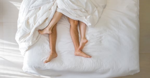 「用身體告訴他，你愛他」夫妻深夜時光：五個讓他在床上感覺被愛的方法