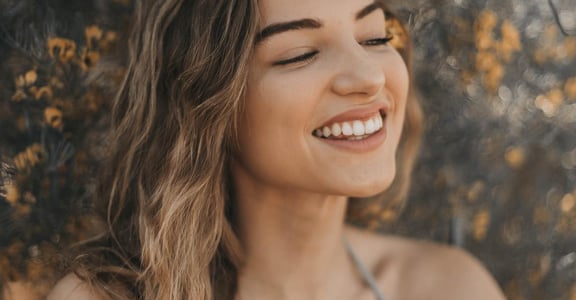 為何巴黎女人「照三餐喝咖啡」還有一口白牙？專家：把牙齒美白當成美容保養的一環