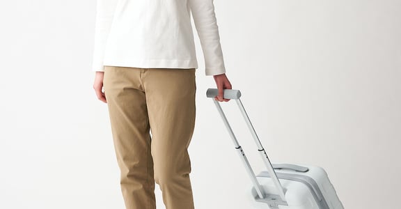 MUJI 無印良品「四輪硬殼止滑拉桿箱」新色登場，振興生活應援活動開跑！