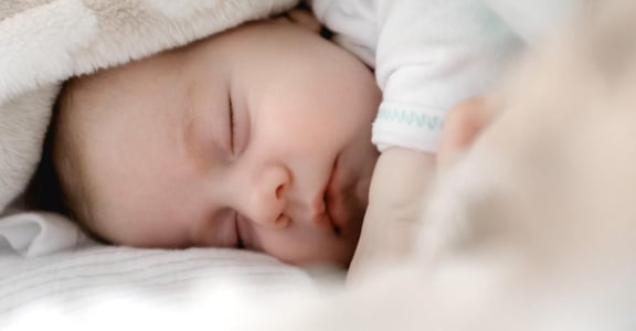 寶寶總是要人哄睡？讓孩子自行入睡的三大技巧（下）