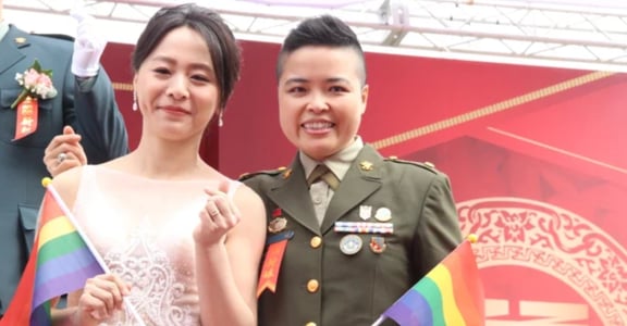 陸軍打破傳統！陸軍聯合婚禮，首度出現兩對同婚新人，開心揮舞彩虹旗