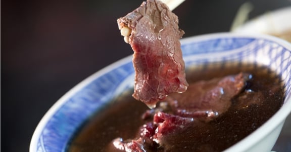 台南三百家牛肉湯，哪家最好？旅遊達人游智維推薦這一間搭配獨門辣醬！