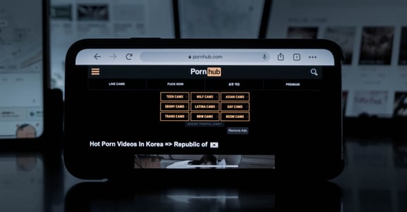 《紐時》揭「被 Pornhub 毀掉的孩子」！全球最大色情網站遭科技巨頭聯合抵制