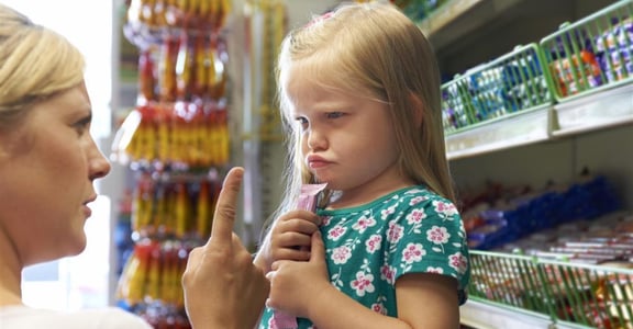 「吃加了色素的糖果會造成小孩過動？」早在 2008 年被推翻，別再相信假訊息