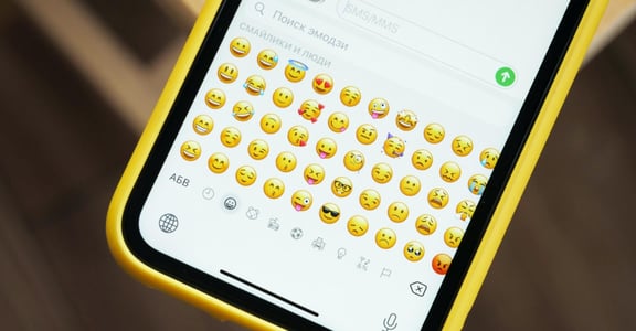 調情初期最雷的 8 大emoji：哪些藏性暗示，哪些自以為幽默引反感