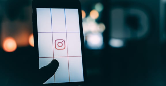 看 IG、限動非滑到底不可？心理醫師指出：小心「社群恐慌症」找上你！