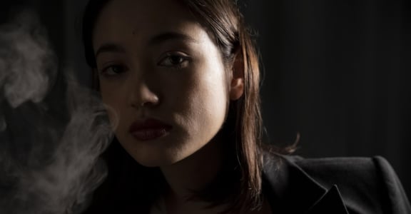 為什麼總是情緒低落、想哭？4 種症狀兩週未改善，你可能是憂鬱症高危險群