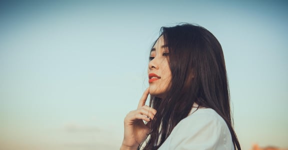 明明愛你，開口卻是「我不在乎」？關係心理學：為什麼人總是在戀愛中口是心非？