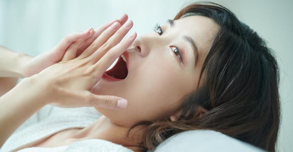 熬夜是一種抗議！可是常常睡不飽怎麼辦？7 個步驟擺脫「報復性熬夜」的惡性循環