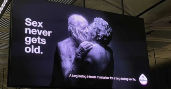 不分年齡的性需求！倫敦地鐵廣告：Sex never gets old