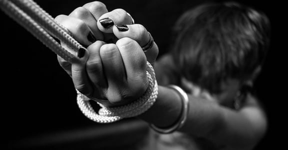 綑綁、打屁股、控制高潮！10 個給 BDSM 初學者的心理指南