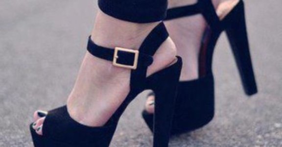 脫下高跟鞋的女人